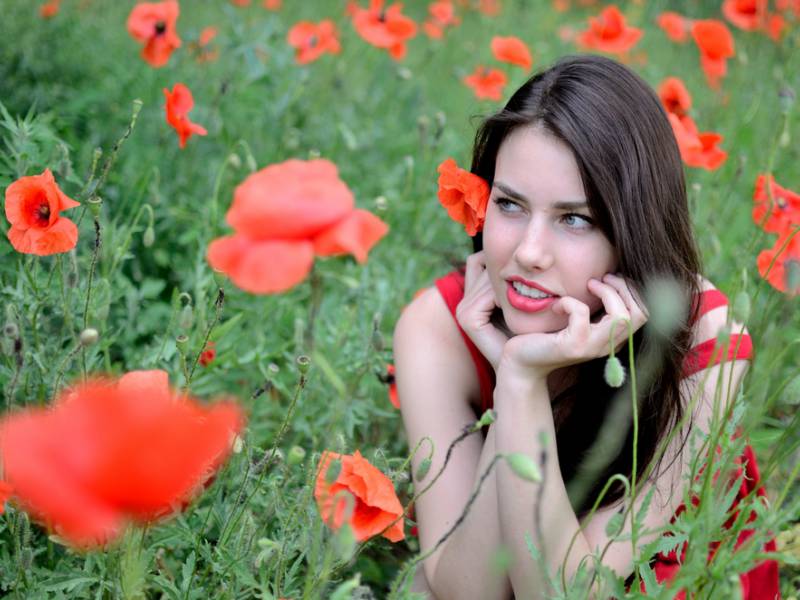 a picture of girl in flowers