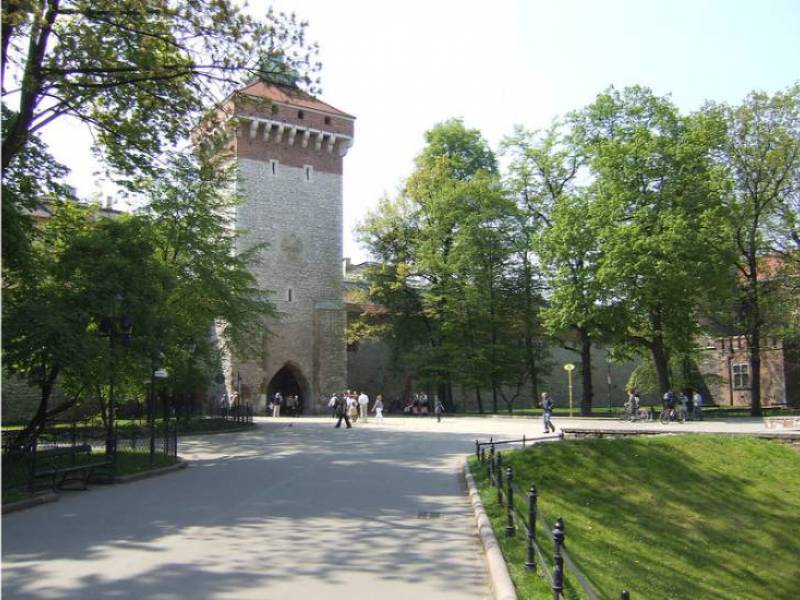 a picture of krakow saint florians gate