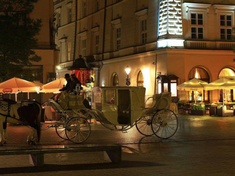 a picture of horse carriage in Krakow