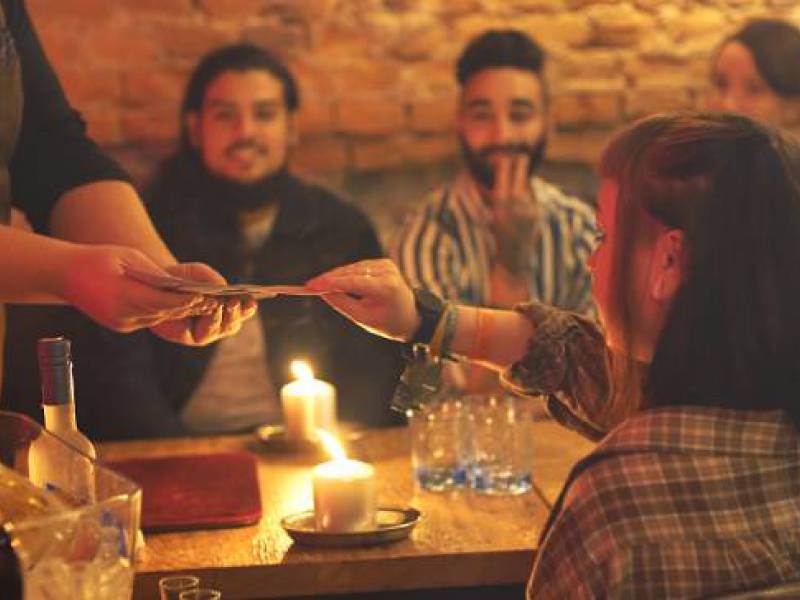 picture showing a vodka tasting session combined with illusion show