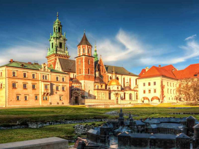 a picture showing wawel castle