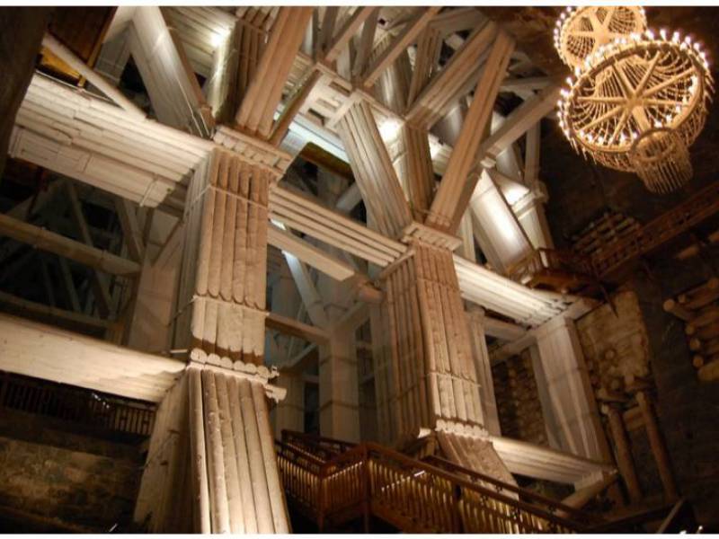 image showing interior of wieliczka salt mine